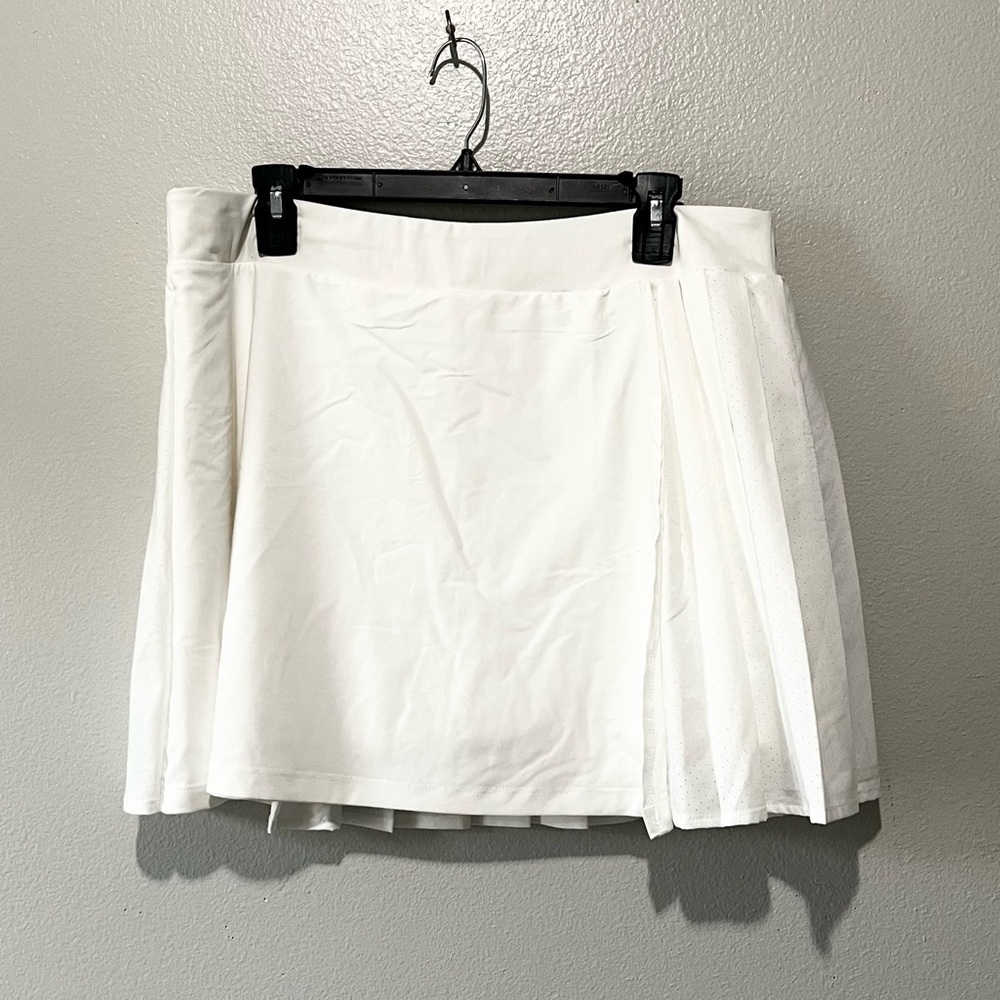 TRAJECTORY-NWT White Pleated Flowy Athletic Skirt with Under Shorts Size XL